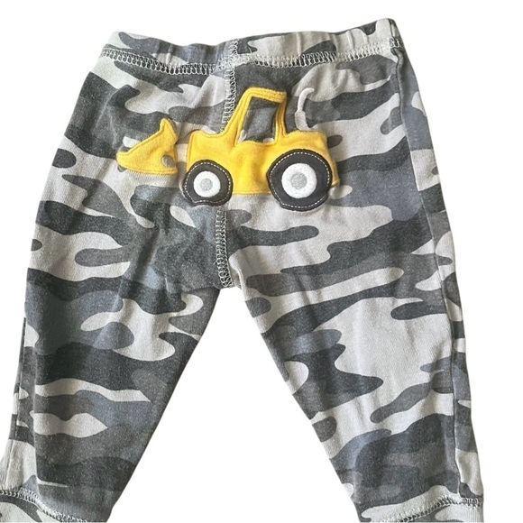 Carter’s pajamas Set of two Black and Camo embroidered baby boy’s 6 Mo cotton - Picture 2 of 8